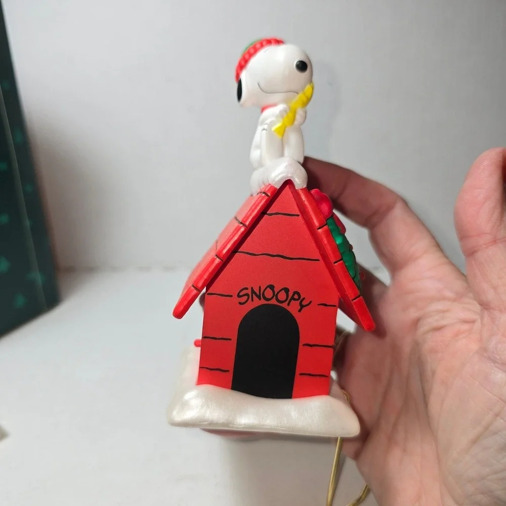Hallmark Peanuts Stocking Hanger Snoopy Lights in Wreath Twinkle Christmas WORKS